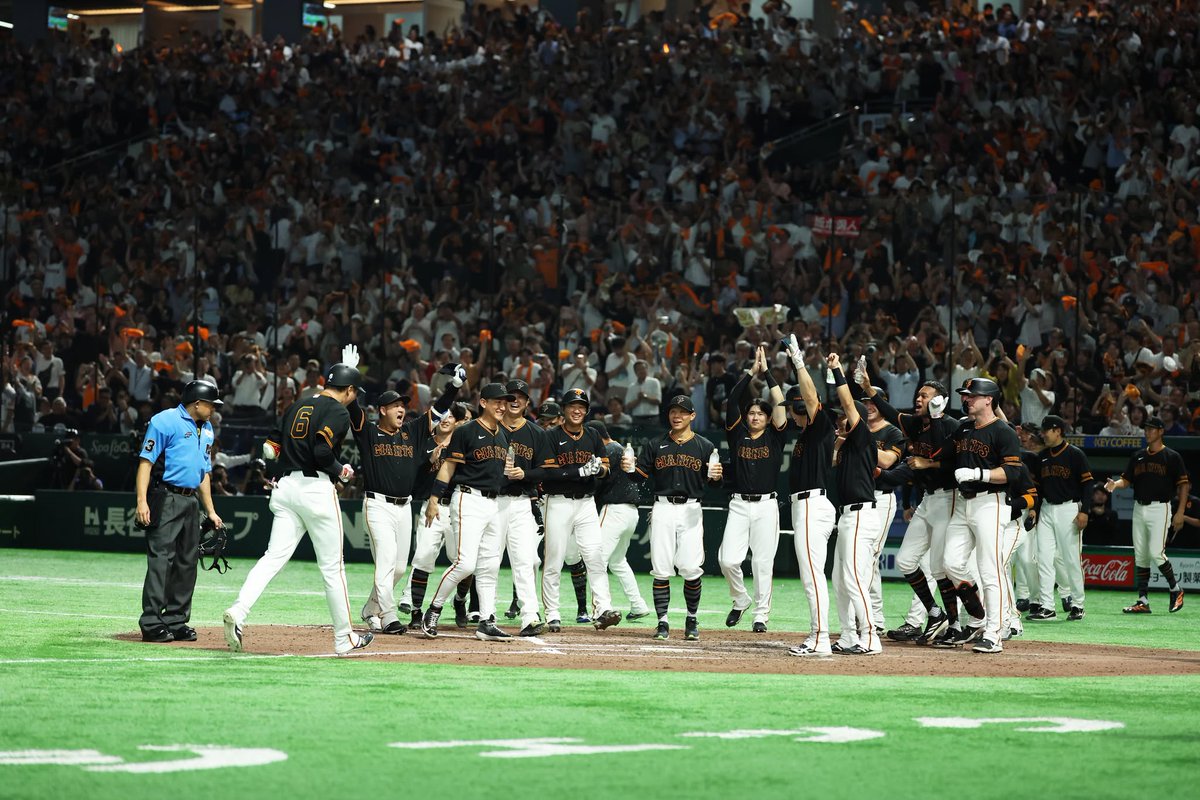 TokyoGiants's tweet photo. 【一軍】巨人 4x-1 中日

#坂本勇人 選手を迎えるチームメート💫 https://t.co/75h98qbCmq