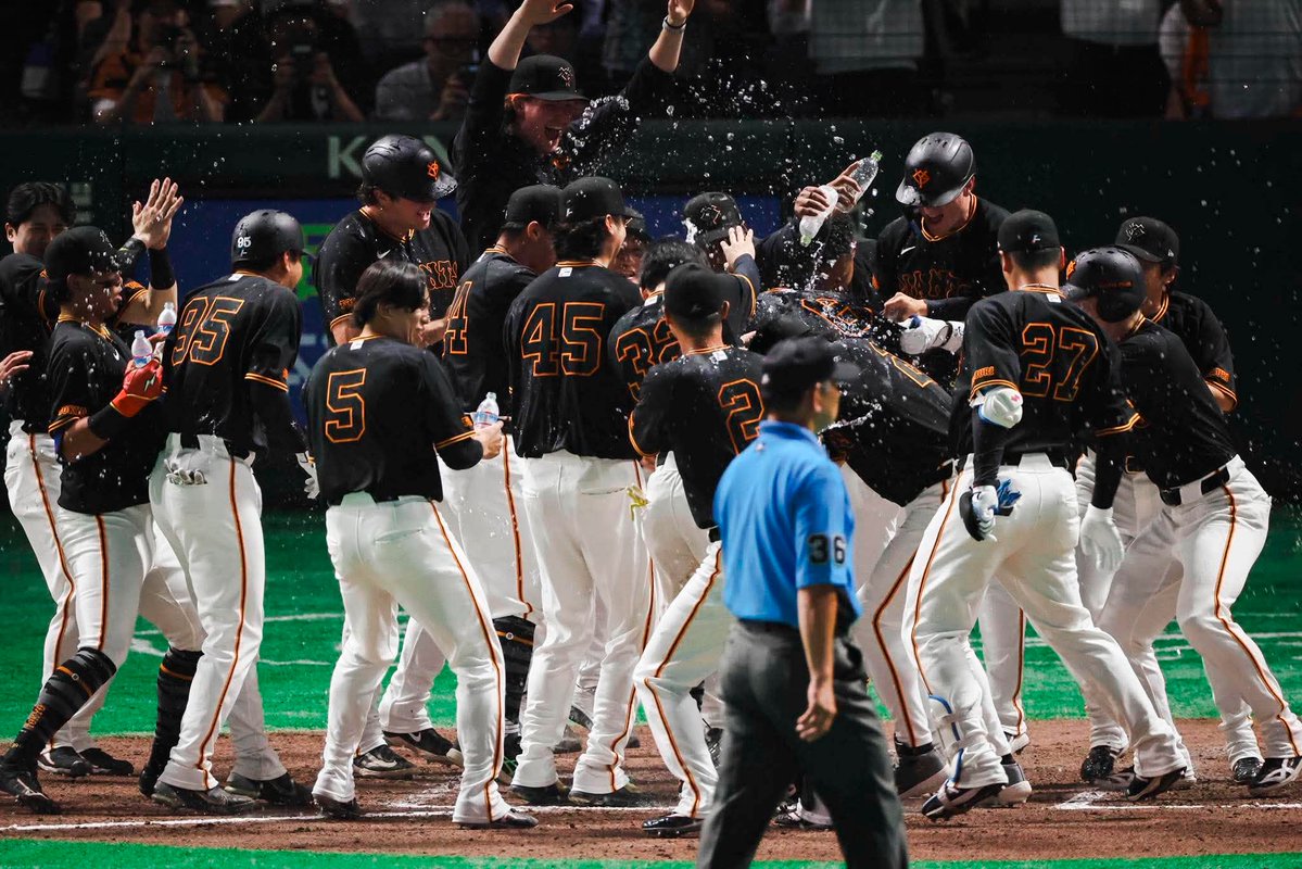 TokyoGiants's tweet photo. 【一軍】巨人 4x-1 中日

#坂本勇人 選手を迎えるチームメート💫 https://t.co/75h98qbCmq