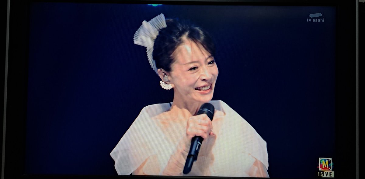 CKuronyan70543's tweet photo. 明菜ちゃん、がんばったね👏
新曲はか細い声で、マイク持つ手が何度も震えてた。
でも「難破船」は一転😲あの頃のまではいかないけど、明菜ちゃんの持つ低音の凄さ儚さに魅せられました👏
また歌ってくれてありがとう💕

#中森明菜
#Mステ
#難破船 https://t.co/gBbtLG7NZM