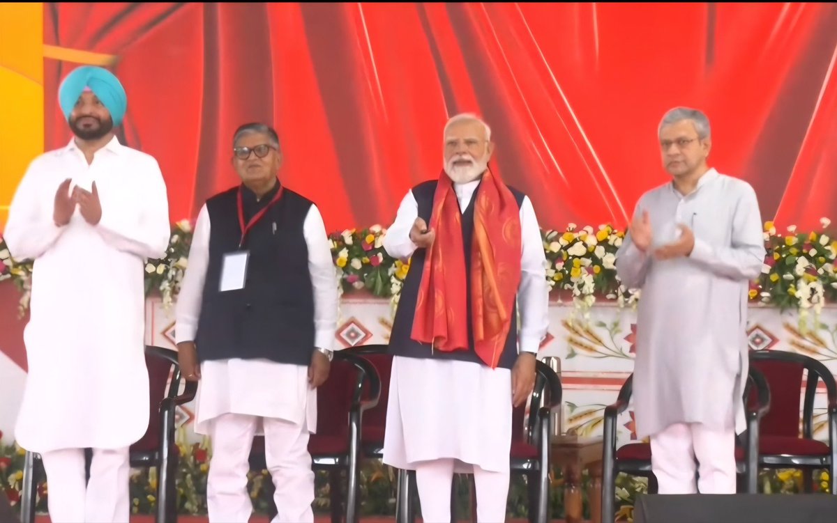 ashokranamla's tweet photo. आज माननीय प्रधानमंत्री श्री @narendramodi जी द्वारा अमृत भारत स्टेशन योजना के अंतर्गत पुनर्विकसित धामपुर रेलवे स्टेशन के वर्चुअल माध्यम से उद्घाटन के अवसर पर आयोजित कार्यक्रम में उपस्थित होकर इस ऐतिहासिक एवं गौरवपूर्ण क्षण का साक्षी बना । https://t.co/bO6bbosUW1
