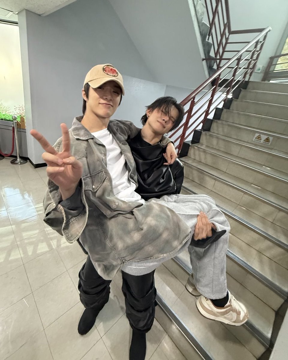 9595__ss's tweet photo. ボムギュPart1の時と同じ靴👟履いてる🤭
兄大好きが伝わる～😘 https://t.co/1JFrqpS4Kb