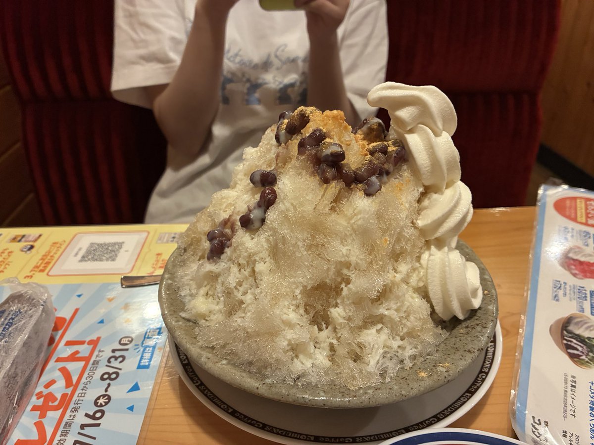 a_nihon's tweet photo. テストが終わった娘と夜コメダ。君はこれを食べ切れるというのかい？ https://t.co/LFeZ6RExOR