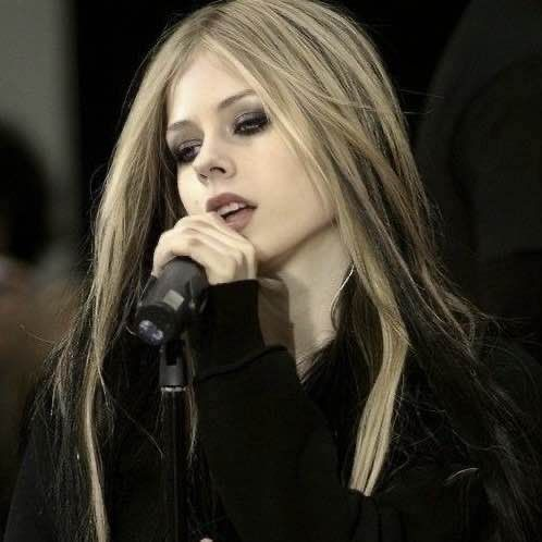 imahurricanne's tweet photo. remember when avril lavigne https://t.co/Sx1fnZq8Ef