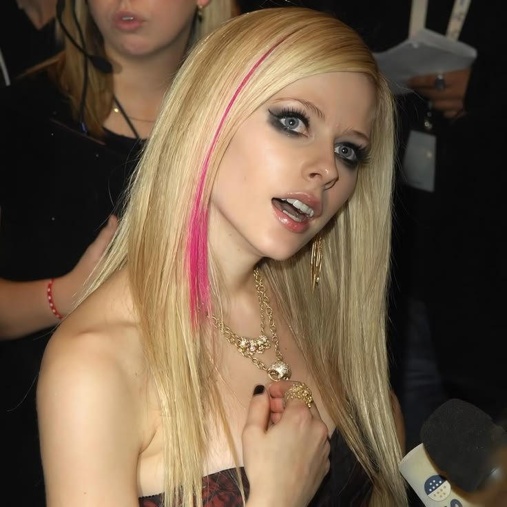 imahurricanne's tweet photo. our 00's it girl, avril lavigne https://t.co/IR6Bpo5kSH
