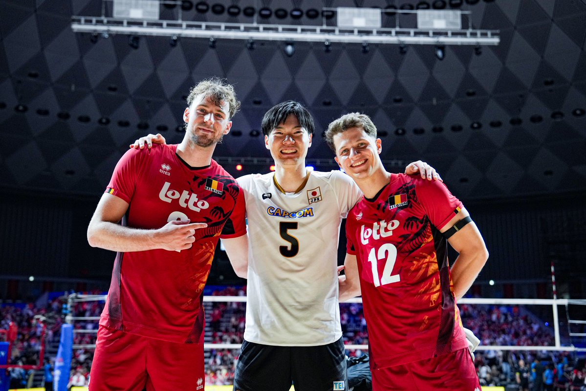 theanswerc2's tweet photo. バレーボール男子 #ネーションズリーグ 大阪大会🏐

試合後に #大塚達宣 選手はミラノで共にプレーしたフェレ・レゲルス選手、セッペ・ロッティ選手と記念撮影📸

数分間、言葉を交して健闘を称えあいました🇯🇵🇧🇪

写真:@nakatogawachise

#FerreReggers
#SeppeRotty
#VNL #VNL2026 #volleyball https://t.co/wxyXY5TP7S