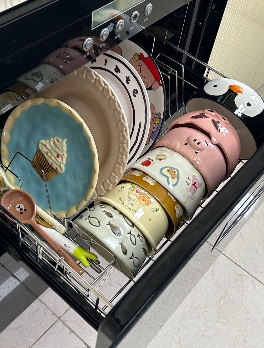 jacfkpot's tweet photo. IDAMAN GEN Z BANGET... isi lemari dapur penuh sama piring lucu dan gemes gini 😍🤚 https://t.co/sHHkjfOZWp