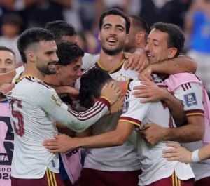 homeroboscan's tweet photo. Hasta 50.000 dólares está costando una entrada revendida para la final del Mundial de Fútbol entre Argentina y España, este domingo en Nueva York...Muchos españoles y argentinos que compraron con anticipación entradas y viajaron a Estados Unidos para el Mundial, están obteniendo miles de dólares de ganancian al revender esos tickes y verán el partido en algún bar u hotel, pero con los bolsillos llenos...La final es considerado quizá el mayor espectáculo mundial de los últimos tiempos...Messi tiene mucho que ver con esa expectativa universal.