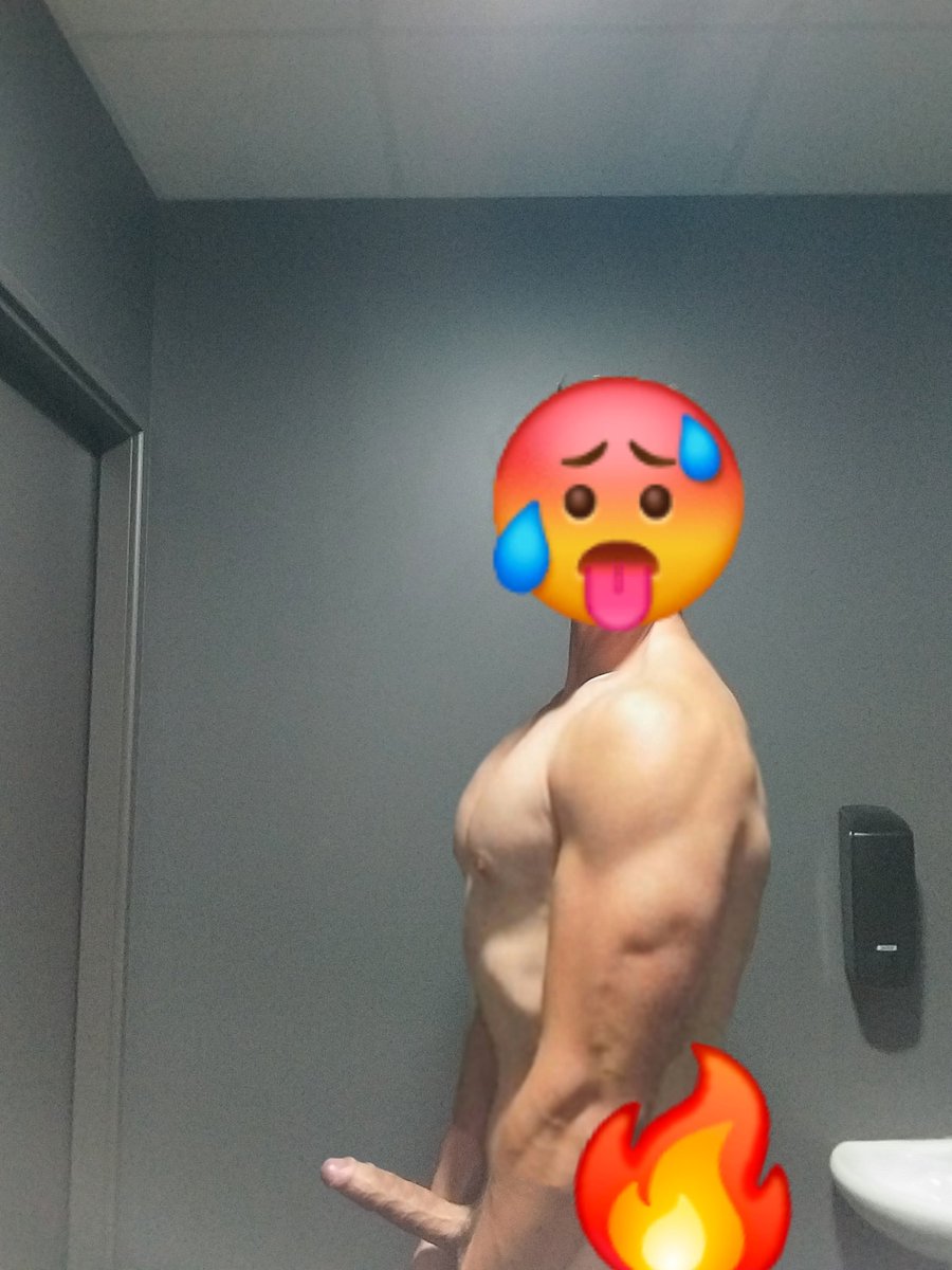 louloou005's tweet photo. Un peu #chaud 🥵dans les #vestiaires de la #salle.
Tu aurai fait quoi si tu m'avais croisé ? 😜
#gym #muscu #gay #gymrat #Dick #bigdick #bigcock #lockerroom
#flex #bwc https://t.co/u7OUkQkGCq