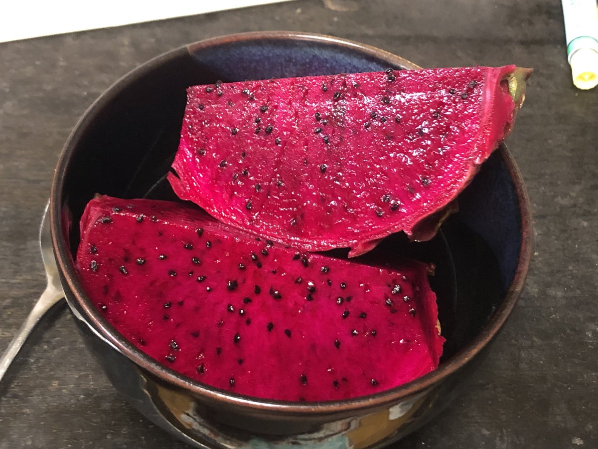 kumacchon's tweet photo. パッションフルーツは爽やかな酸味と甘み、そして香りがすごーくいい！
ずーっと嗅いでいたい😆
ドラゴンフルーツは、以前食べた事があるものはうすら甘くてもさもさの印象だったけど、今回の赤はジューシーで爽やかな甘みがめちゃ美味しい‼️リピしたい！
…翌日のトイレは鮮やかな赤紫色でびっくり😱 https://t.co/rv6UA1AqBm
