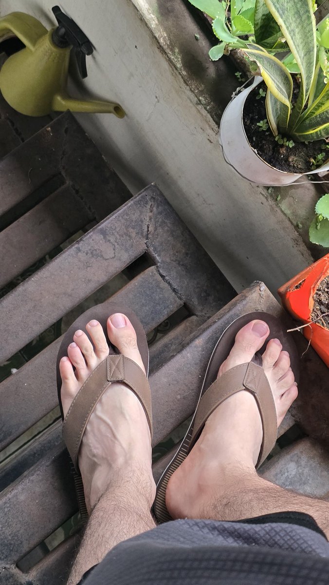 alex_feet10's tweet photo. Loco por los viernes y por las patas 😏👣#MaleFeet #HairyFeet #FootWorship #Size40 #SweatyFeet #PiesMasculinos #PiesSudados https://t.co/xBfKgTJ35T