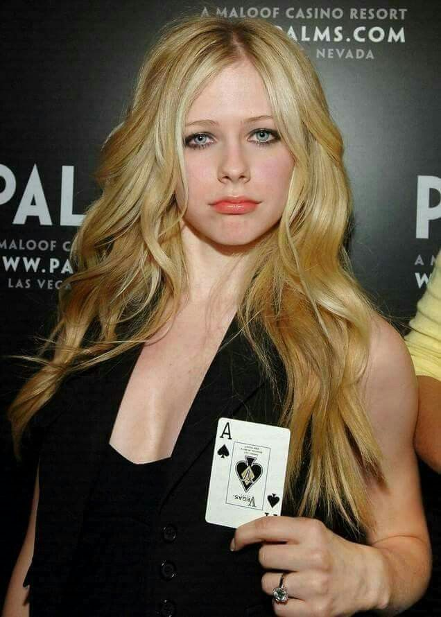 imahurricanne's tweet photo. our 00's it girl, avril lavigne https://t.co/IR6Bpo5kSH