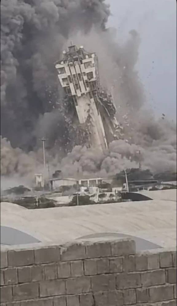 gio3e's tweet photo. صورة لبرج المراقبة المدمّر في تشابهار الإيرانية، عقب استهدافه من القوات الجوية الأميركية، 

بقيادة خادم البيت الأبيض والبنتاغون الشريفين، مولاي وسيدي الرئيس دونالد ترمب، حفظه الله ورعاه.🇺🇸🙏🏻 https://t.co/wSzbJwH7rb