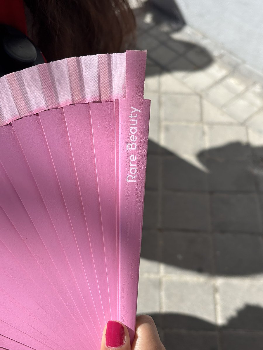 sg2gomz's tweet photo. Regalos del popup de Rare Beauty en Madrid (es de dos personas, por eso son dos de cada, aunque el labial me llevé el último) https://t.co/KQu1CS6L8j