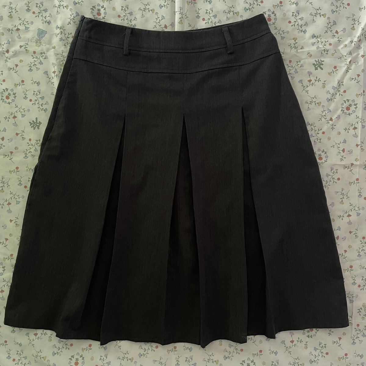 dear2ndcloset's tweet photo. Lovitoกระโปรงสีจริงสีเทาเข้มตามรูปที่สองเอว25-26 ใส่ได้ 60

#ส่งต่อเสื้อผ้า #ส่งต่อเสื่อมือสอง #ส่งต่อdopeypuffy #เสื้อผ้ามือสอง #ส่งต่อเสื้อผ้าราคาถูก #โละตู้เสื้อผ้า
#ส่งต่อaudorhe https://t.co/F37RFlPdIV