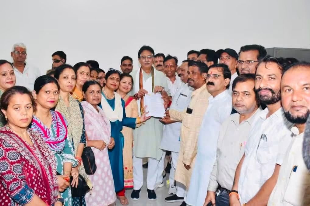 Jitendrdixit004's tweet photo. #NoTetBeforeRteAct 
मा सांसद अनुराग शर्मा जी झांसी ललितपुर को टीईटी के विरोध में ज्ञापन दिया।
@DrDCSHARMAUPPSS 
@PMOIndia 
@TFI4India 
@dpradhanbjp 
@Aamitabh2 https://t.co/HJeGS9Eolk