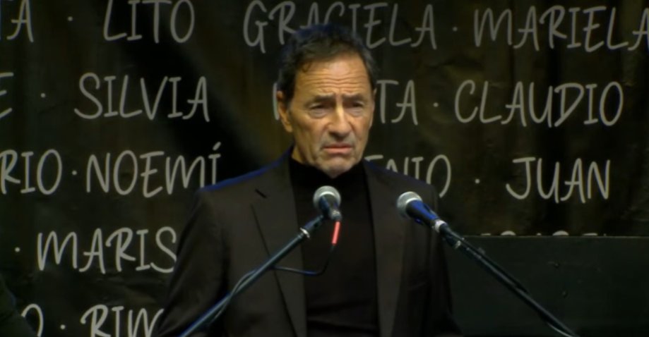 Itongadol's tweet photo. #AHORA: A 32 años del atentado a la AMIA, Martín Seefeld conduce el acto: “Hace 32 años, mataron a nuestros hijos e hijas y no podemos disfrutar de su crecimiento. Para que el recuerdo de todas y todos permanezca, solicitamos un minuto de silencio”

#AMIA #AMIA32años #AMIAaniversario @infoamia #Argentina