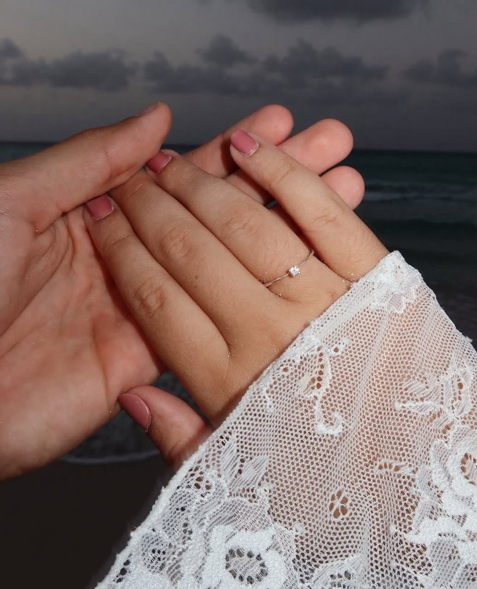 mellowjnr_'s tweet photo. Be honest… would you say yes if this was your engagement ring? https://t.co/hL5fflTqAb