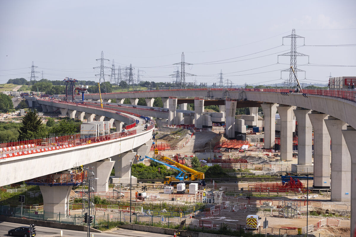HS2ltd's tweet photo. This week we're sharing these brilliant shots of progress at Water Orton. 📸 
 
As part of one of the most complex engineering programmes on HS2, our team is building two single-track viaducts that will carry high-speed trains into #Birmingham Curzon Street and the rolling stock depot at Washwood Heath. Alongside the M42 twin box and M6 South viaduct, Water Orton is one of three major structures being delivered this year. 🏗️ 

And there's more to come — we'll be back at Water Orton next weekend for the next phase of work.  

Take a look at how things are taking shape below 👇 

 #HS2InPictures #WaterOrton