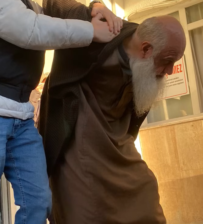 kripto_bob's tweet photo. Eliyle pilav yiyip ayağını kurcalayan, kadınların fotoğraflarını çeken, silahla dans eden tipler sadece sakalı uzun diye "İslami Çevreler" mi oluyor ?

Sen herkesi sakalı uzun diye "İslami Çevreler" diye niteliyorsan aşağıda tutuklanan İsrail Ajanı'na ne diyeceksin, "hoca" mı ? https://t.co/JfKqhy9C3g