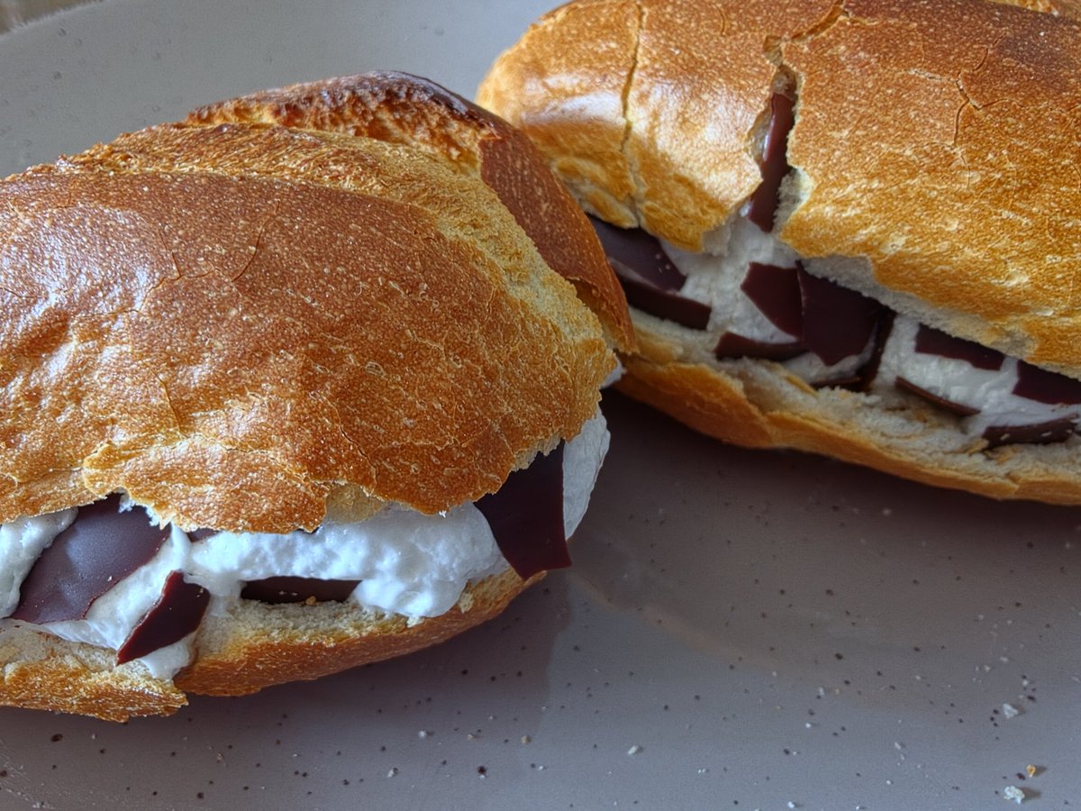 MiaSanMia2013's tweet photo. Ein Brötchen,ein Schaumkuss, einmal kräftig draufdrücken – fertig ist das beste 50-Pfennig-Mittagessen der Welt. Team Matschbrötchen für immer! 🍫🥖
Wer das nicht kennt, hat die Kindheit nie geliebt. 👊 #Kindheitserinnerung #Seelenfutter #NostalgieOnAPlate https://t.co/KNuepqUNIX