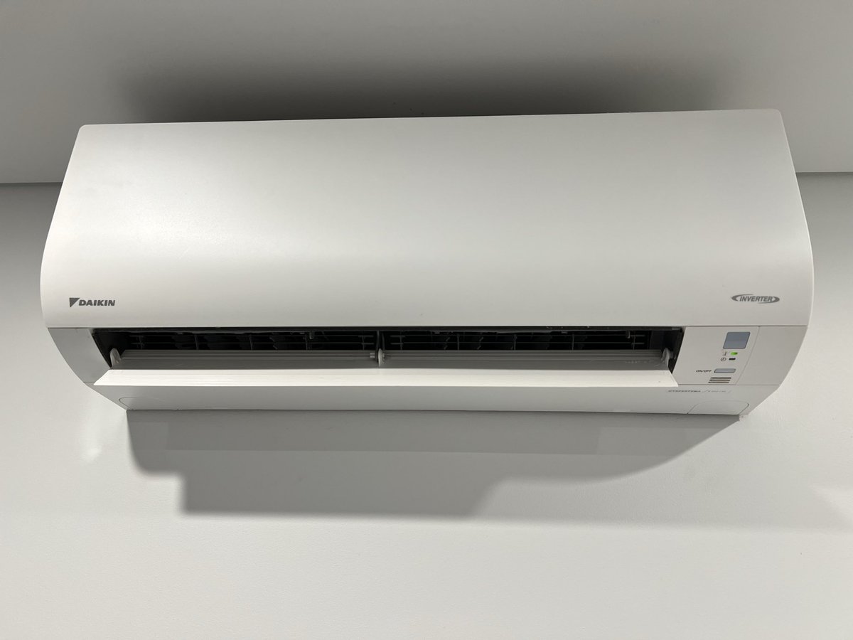 NekoNek63166879's tweet photo. ダイキンルームマルチエアコン　#ダイキン　#エアコン #室外機 https://t.co/JsXuo2JhGj