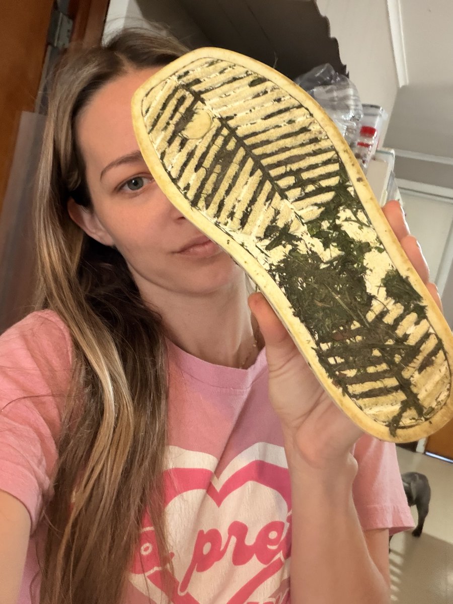 goddesslynn30x1's tweet photo. Lick em clean https://t.co/bjUFd6Dcs1