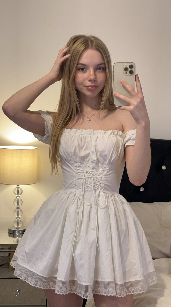 izzysxoxo's tweet photo. am i too much for one night? https://t.co/I9r7n6Gl4k