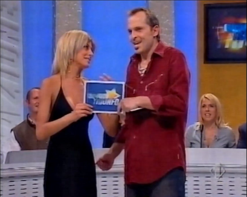alessiouchihax's tweet photo. Curiosità sul cast della nuova edizione di #TaleeQualeShow: Maddalena Corvaglia e Anna Pettinelli avevano lavorato entrambe insieme a Operazione Trionfo nel 2002. La Corvaglia era la conduttrice del daytime e la porta-buste di Bosè. La Pettinelli era invece in giuria.

#CosediTv https://t.co/kecjPhYQSQ