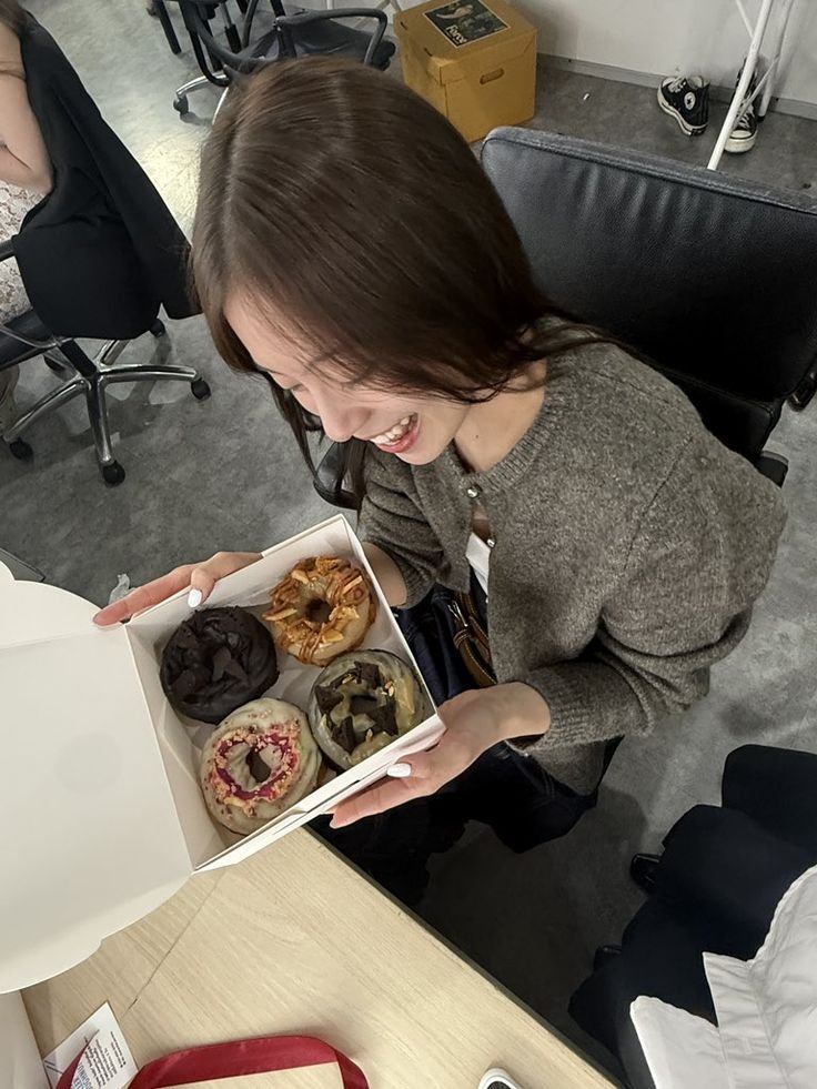 counselkisesa's tweet photo. @wishforless HAIIII akhirnya sampe di titik bagi bagi donat resign yuyuyu ambil yuyuyuuuu lap air matanya ini bukan akhir dari segalanya huhuhuhu 🥹🥹🥹🥹 https://t.co/kuJgQhYUPm