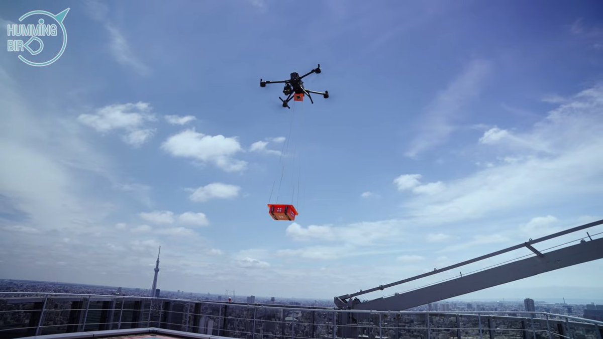 Droneschool_Dso's tweet photo. 東京のど真ん中、千代田区でドローンによる「緊急物資輸送訓練」を実施しました🚁🏙️

災害時に高層ビルに取り残された方へ、高さ170mの屋上まで水や医療品などをドローンでお届けする実証実験です！ 
都市部ならではの課題にどう挑んだのか？ドローンパイロットたちの連携プレイをぜひご覧ください✨

📺ご視聴はこちらから👇 https://t.co/KdKQE5hqn2