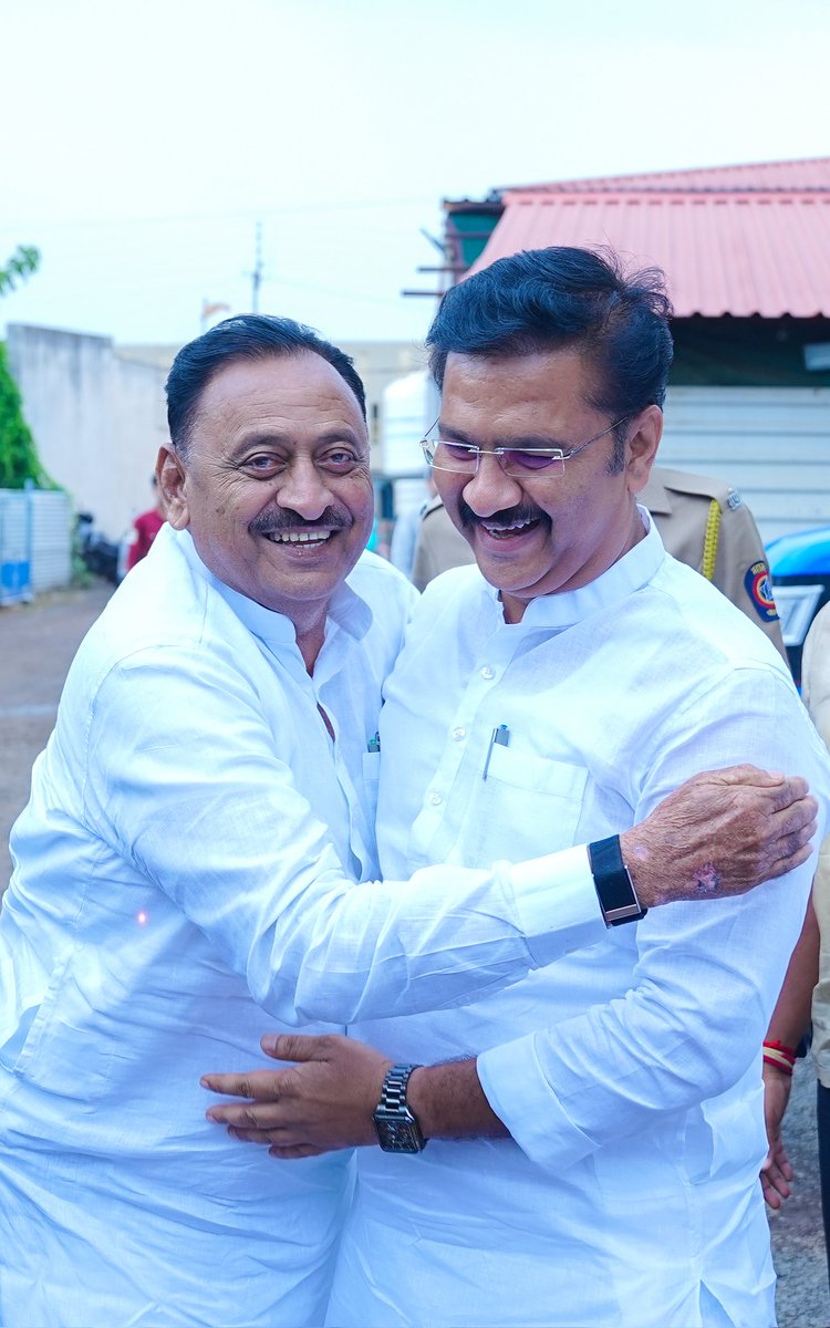 patil_abhijeet1's tweet photo. राज्याचे सहकार मंत्री, श्री.बाबासाहेब पाटील साहेब आज पंढरपूर येथे आले असता त्याचं पंढरपूर येथील जनसंपर्क कार्यालयात स्वागत करून सत्कार केला..
@babasahebpati1
#Pandharpur #babasahebpatil #Wellcome #Minister https://t.co/CjIwmNreYf