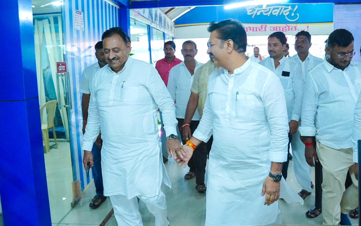patil_abhijeet1's tweet photo. राज्याचे सहकार मंत्री, श्री.बाबासाहेब पाटील साहेब आज पंढरपूर येथे आले असता त्याचं पंढरपूर येथील जनसंपर्क कार्यालयात स्वागत करून सत्कार केला..
@babasahebpati1
#Pandharpur #babasahebpatil #Wellcome #Minister https://t.co/CjIwmNreYf