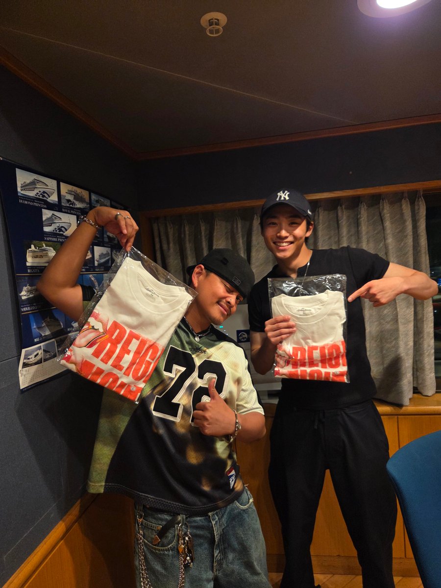 ZERO8yfm's tweet photo. 今夜のプレゼント
ザ・ローリング・ストーンズの
「フォーリン・タングス」公式Tシャツ2名様
08@fmyokohama.jp
住所と名前を書き込んで応募してください。
#ZERO8 #WATWING #八村倫太郎　 #REIJI
#FMヨコハマ　 #NSP_820 https://t.co/sVJFRUh8wi