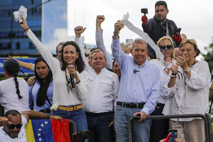 WalterVMG's tweet photo. Lo ocurrido en 2024 no fue una elección más. Fue el movimiento social más grande de la historia venezolana. La estructura de los "Comanditos" y después la "Red 600K", reconocida con dos Leones de Oro en Cannes Lions 2026, documentó cómo más de 600.000 venezolanos usaron sus teléfonos para escanear y resguardar actas el mismo día de la votación. No se llamó a la gente a votar: se le llamó a defender su voto, el de su familia, el de cada vecino de su centro electoral.

En menos de 24 horas, el sitio https://t.co/DAxwEiUuMU publicó miles de actas escaneadas. Hoy contabiliza 25.575, el 85,18% del total nacional. A esa evidencia se sumó https://t.co/PDTa6TtJxE, de @ggangix, con decenas de videos del escrutinio público grabados por testigos en distintos puntos del país. Con las actas publicadas, Edmundo González Urrutia obtuvo 7.446.394 votos (67,05%) frente a 3.386.215 de Maduro (30,49%), y eso sin contar a los cerca de cinco millones de venezolanos en el exterior a quienes el régimen impidió votar deliberadamente.

Cada acta lleva códigos alfanuméricos, firma digital y un QR verificable: lo que el propio CNE bautizó como "redundancia de sistemas de seguridad". El régimen tuvo que ignorar su propio diseño institucional para sostener un resultado sin lógica numérica alguna, como documenté en La Gran Aldea en octubre de 2024: https://t.co/F9Ivj7cDlr