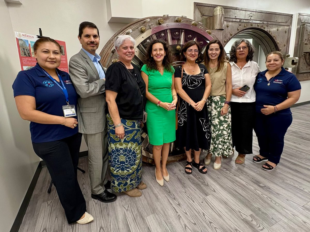 ConsulmexNB's tweet photo. Fue un gusto recibir a la Dra. Alma Polo Velázquez, directora del Programa de Salud Mental de Psicología de la Universidad Iberoamericana CDMX y a Vanessa Ibermea, maestra y supervisora del Departamento de Psicología, con quienes exploramos áreas de colaboración a través de la #VentanillaDeSalud de @ConsulmexNB 🇲🇽. 

¡Gracias por su visita!