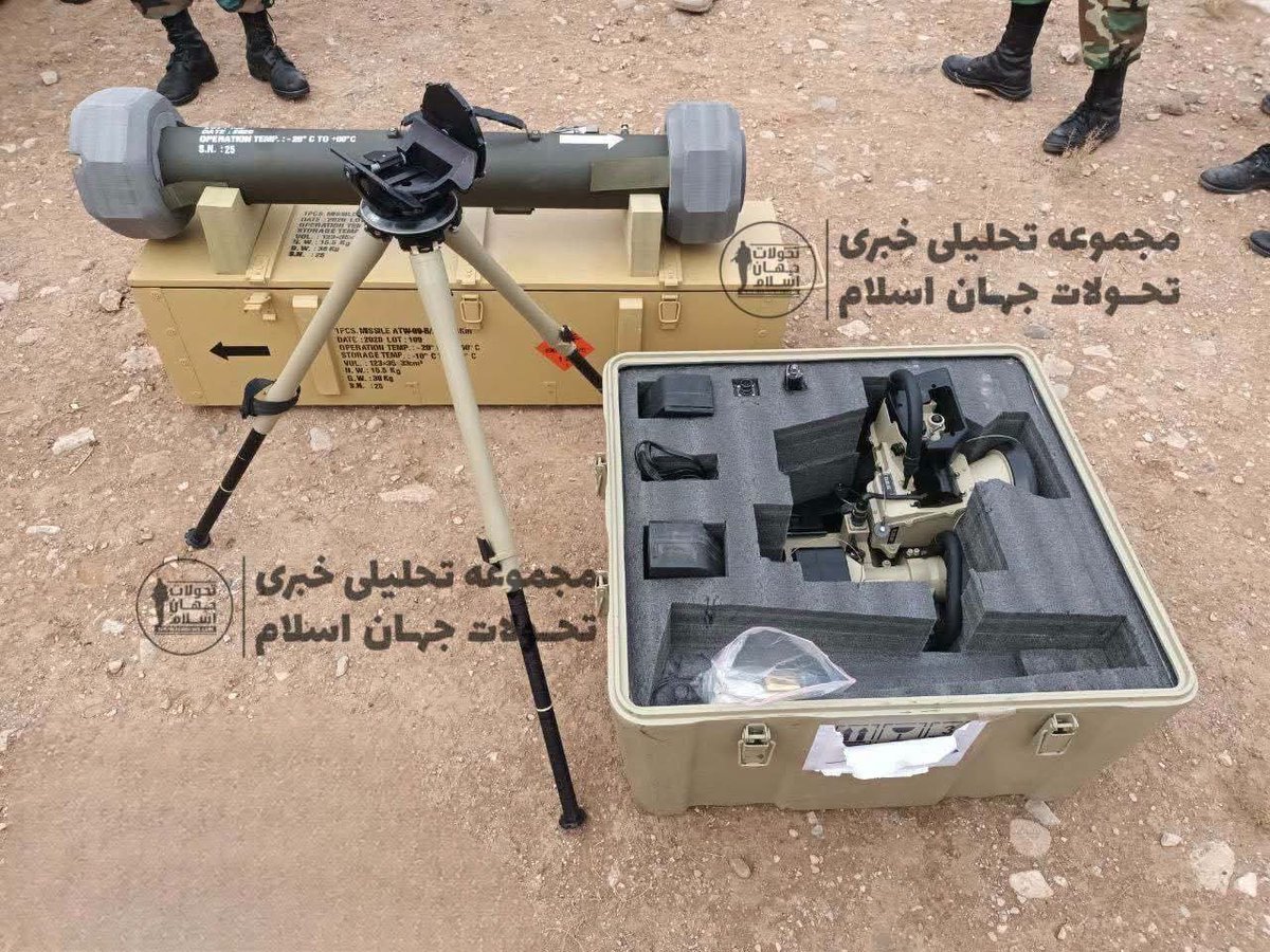 k1foo's tweet photo. أهم المضبوطات العسكرية التي أعلنت عنها وزارة الداخلية السورية اليوم: 
- صاروخ كروز باوه ٣٥١ الإيراني وهو نفس عائلة صواريخ قدس كروز ويصل مداه لأكثر من ١٥٠٠ كيلو متر.
- مضاد دروع من عائلة ألماس الإيرانية ويبلغ مداه عدة كيلومترات ويمتمتع ببث تلفزيوني مباشر عبر السلك الضوئي أثناء المسير والاستهداف.
- أجهزة هوائية مضادة للتشويش من نوع CRPA مكون من 4 كتل مشابه لمنتجات كوميتا الروسية.

صيد ثمين