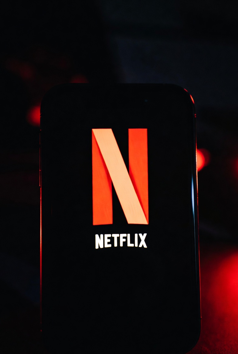 Laur1nas's tweet photo. 🔥📉JUST IN: Netflix $NFLX shares extended their decline, plunging over 9% after yesterday’s weaker-than-expected earnings report. https://t.co/NciHAu9CVI