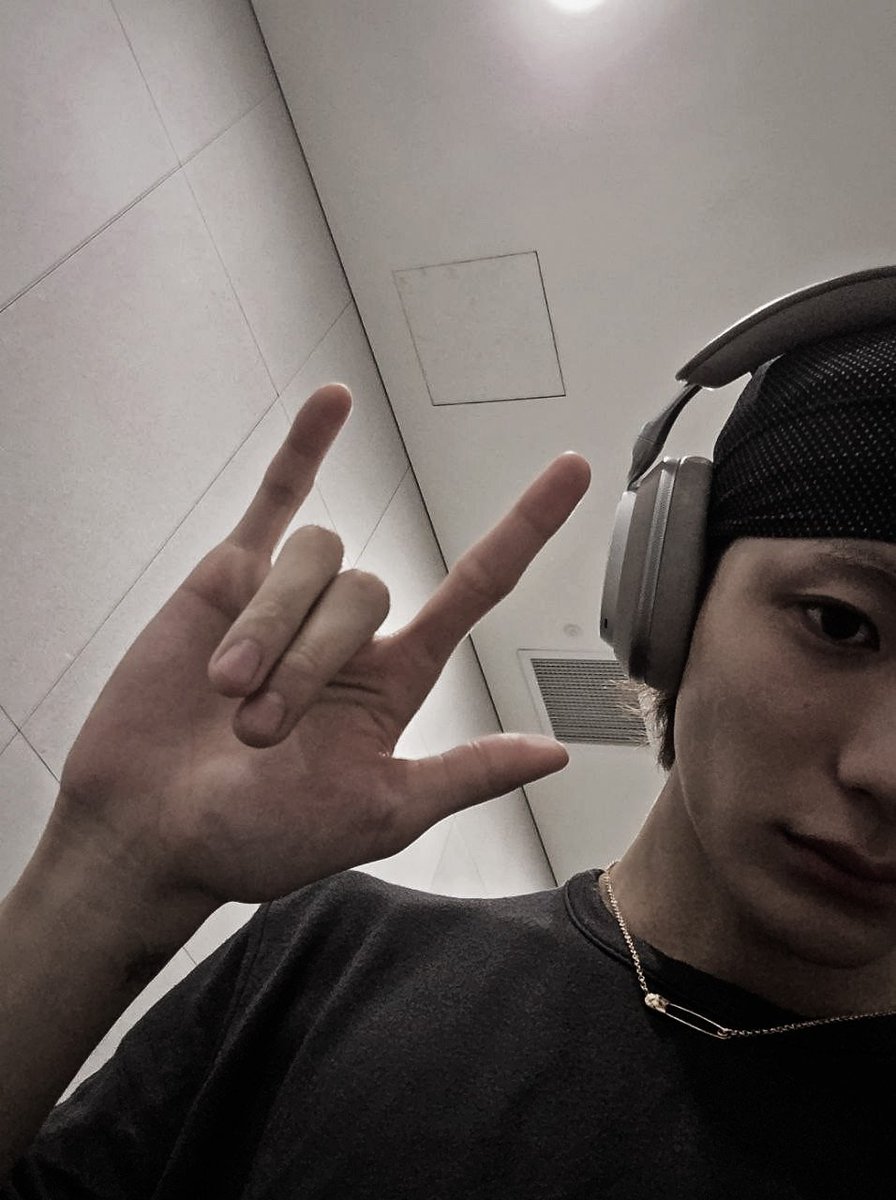 Lmeeanton's tweet photo. Pose, in dim light. 🤟🏼✌🏼 https://t.co/XC0FOiuMIN