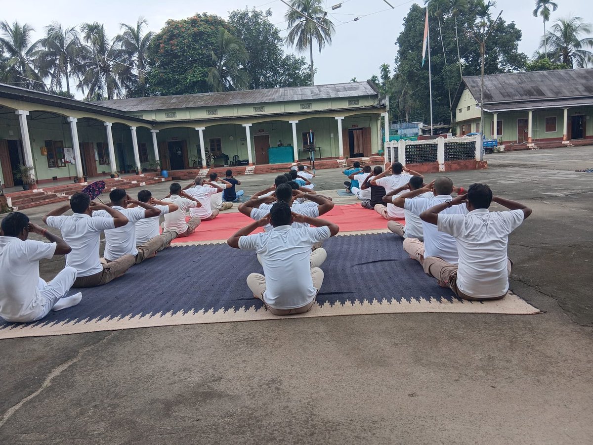 1BnSSB_INDIA's tweet photo. दिनांक 17.07.2026 को श्री. सुनील कौशिक, कमांडेंट, प्रथम वाहिनी सशस्त्र सीमा बल, सोनापुर के मार्गदर्शन में “ए” समवाय, रोता में 100 दिवसीय योग अभ्यास का शुभारंभ किया गया। https://t.co/hFp588fVeN