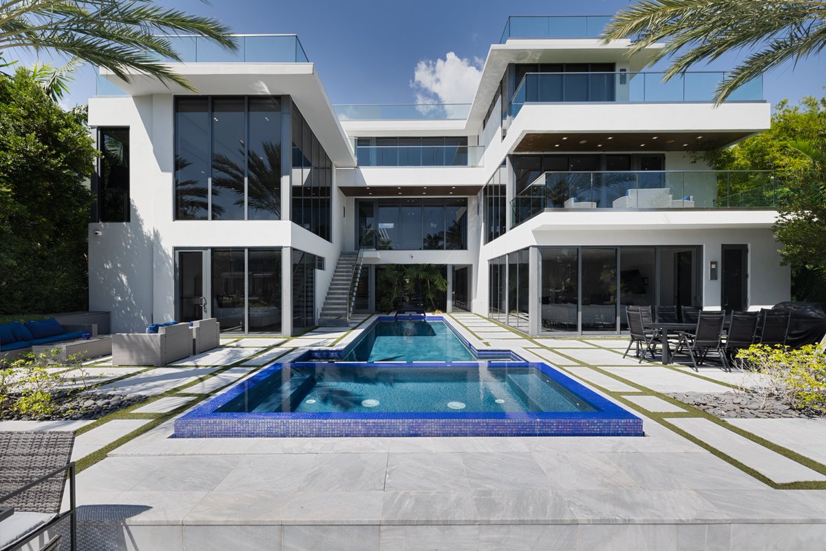 Lifestyle_PG's tweet photo. LAS OLAS FROM A NEW ANGLE
Bold architecture, refined details, and a waterfront setting that carries the whole mood.
#LPG #lifestyleproductiongroup #lasolas #waterfrontliving #modernluxury https://t.co/wpLSarMzEj