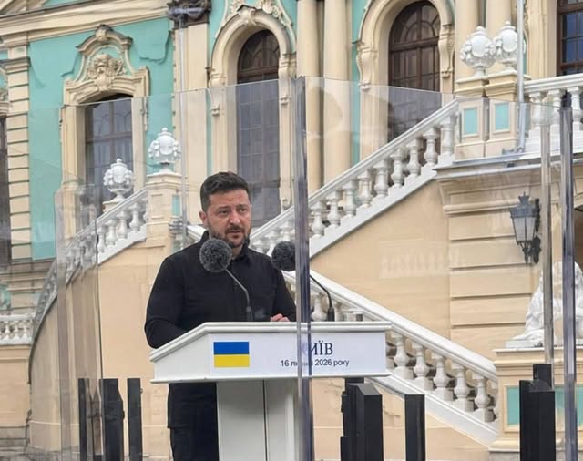 silverfrau's tweet photo. 🇺🇦ELENDSKYJ verschanzt sich  zum ersten mal bei einem öffentlichen Termin hinter zwei Zentimeter dicken Schusssicheren  VSG-Glas. Er weiss, dass seine Tage ab nun gezählt sind! https://t.co/GR1Q8TeAXL