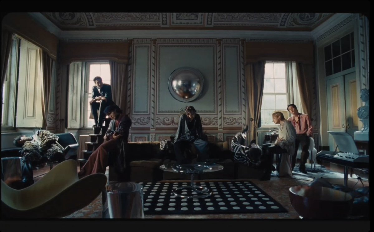 RainyNAMJIN's tweet photo. เธรดวิเคราะห์ MV 'NORMAL' สไตล์ #ครนเขียน ผิดถูกอย่าว่ากันนะ เกิดจากความมโนล้วน ๆ😅
1. คอนเซปต์ และแก่นเรื่อง (Concept & Theme): ความแปลกแยกภายใต้ความ "ปกติ"
🩷เพลง "NORMAL" ที่ดูเหมือนจะเป็นการตั้งคำถามต่อคำว่า พิเศษกับธรรมดา
🫳ความโดดเดี่ยวในความหรูหรา: ฉากหลังเป็นคฤหาสน์เก่าสไตล์คลาสสิกที่ดูหรูหราแต่ทรุดโทรม และอ้างว้าง มบ. แต่ละคนถูกนำเสนอในมุมของความโดดเดี่ยว และมีความทุกข์ทางอารมณ์บางอย่าง (รายละเอียดแต่ละ มบ. เดี๋ยวเราเพิ่มในเธรดค่ะ)
🫳การหลบหนีความเป็นจริง: สลับกับฉากงานปาร์ตี้ที่ทุกคนดูสนุกสนานหลุดโลก ใส่แว่นกันแดดในที่มืด ซึ่งสะท้อนถึงการพยายามใช้ชีวิตปาร์ตี้เพื่อปกปิดความโดดเดี่ยว หรือความจริงที่เจ็บปวด