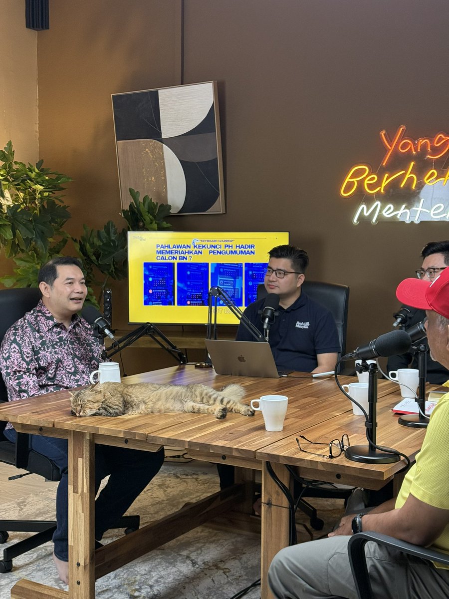 lamkanahraf's tweet photo. Special guest Yang Berhenti Menteri Ep.55 😂 https://t.co/TLCVY6sCst