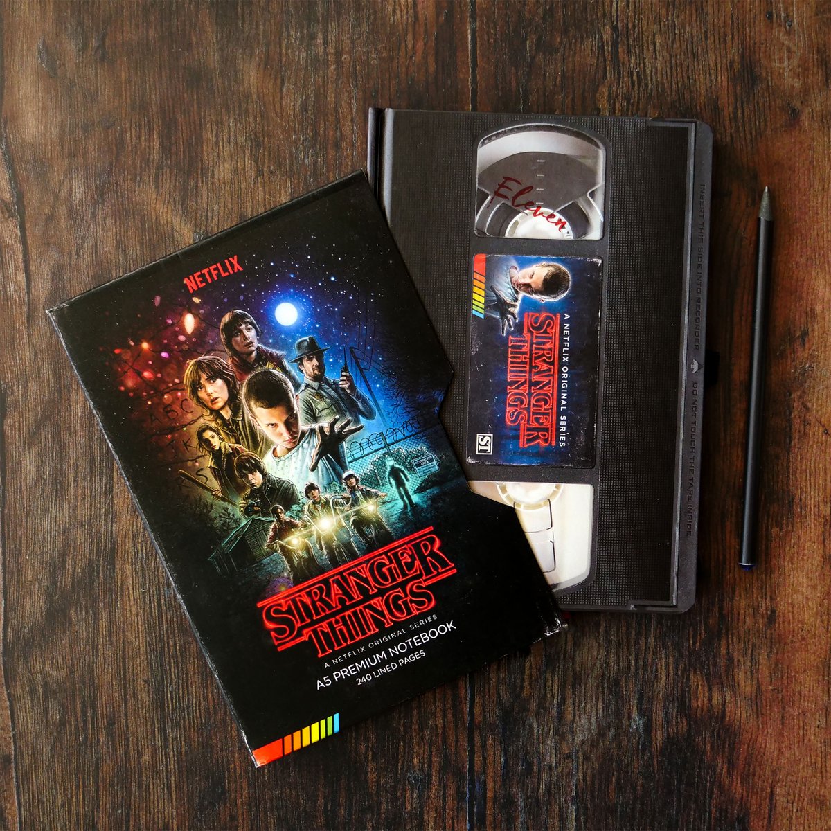 CerfiaFR's tweet photo. 🇺🇸📼 INSOLITE | Pour célébrer les 10 ans de Stranger Things, Netflix a mis en ligne une version VHS de la saison 1.

Les épisodes sont proposés en format 4:3, avec une image granuleuse, des effets de cassette vidéo et une esthétique rétro « comme si vous l'aviez louée en 1983 ». https://t.co/qcVDz8IuJy