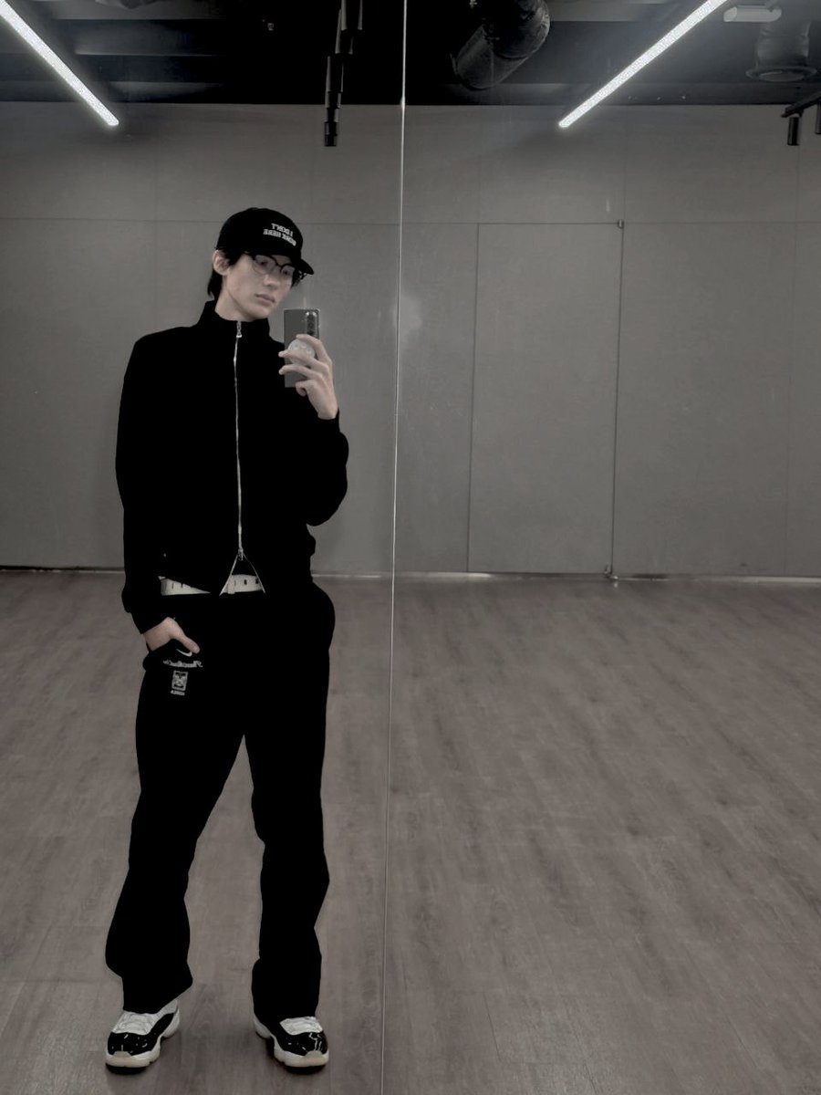 Lmeeanton's tweet photo. I could handle this mirror selfie. https://t.co/EZswQEyftj