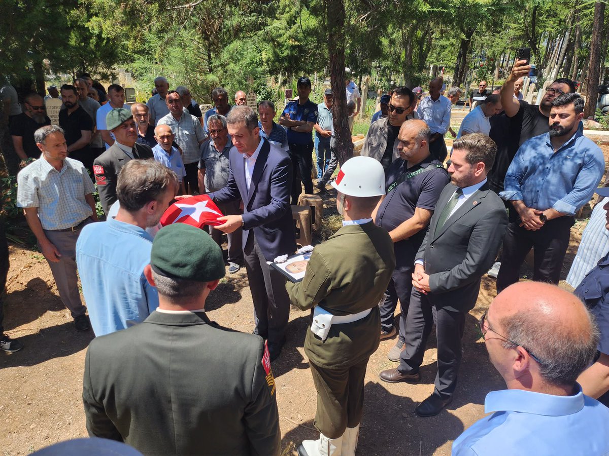 tavasmakam's tweet photo. Kaymakamımız Sayın İsmail DEMİR, Kıbrıs Gazimiz Osman YILDIZTEPE'nin cenaze merasimine katıldı. Merhum gazimiz, askerî törenle Tavas İlçe Kabristanlığında son yolculuğuna uğurlandı. Merhuma Allah'tan rahmet, ailesine başsağlığı diliyoruz. https://t.co/tgyuyzH2o1
