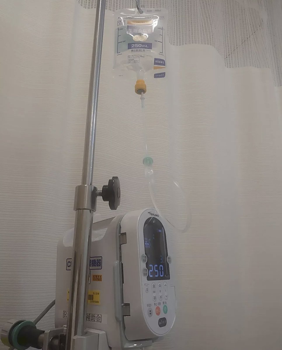 kafa_maro's tweet photo. 一昨日外出中に首の痛みと頭痛と寒気の症状が急に出て…近くのスタバに入り水分取りながら休んでいても症状が良くならず、タオルで顔を抑えていたらスタッフさんが優しく声をかけてくれて救急車を呼んでくれました。40℃の熱で搬送され医師に重度の熱中症で入院が必要になり先程久しぶりの実家に帰宅。 https://t.co/t0rnzQ8pyG