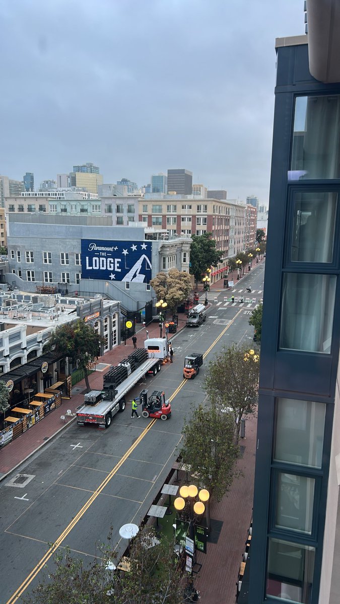 carolisabando's tweet photo. @SD_Comic_Con @ParksAndCons  Build time! https://t.co/rLgKC6Fqds