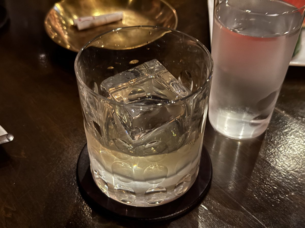 moemoimoi's tweet photo. 友達と飲んでる https://t.co/lsu44v706w