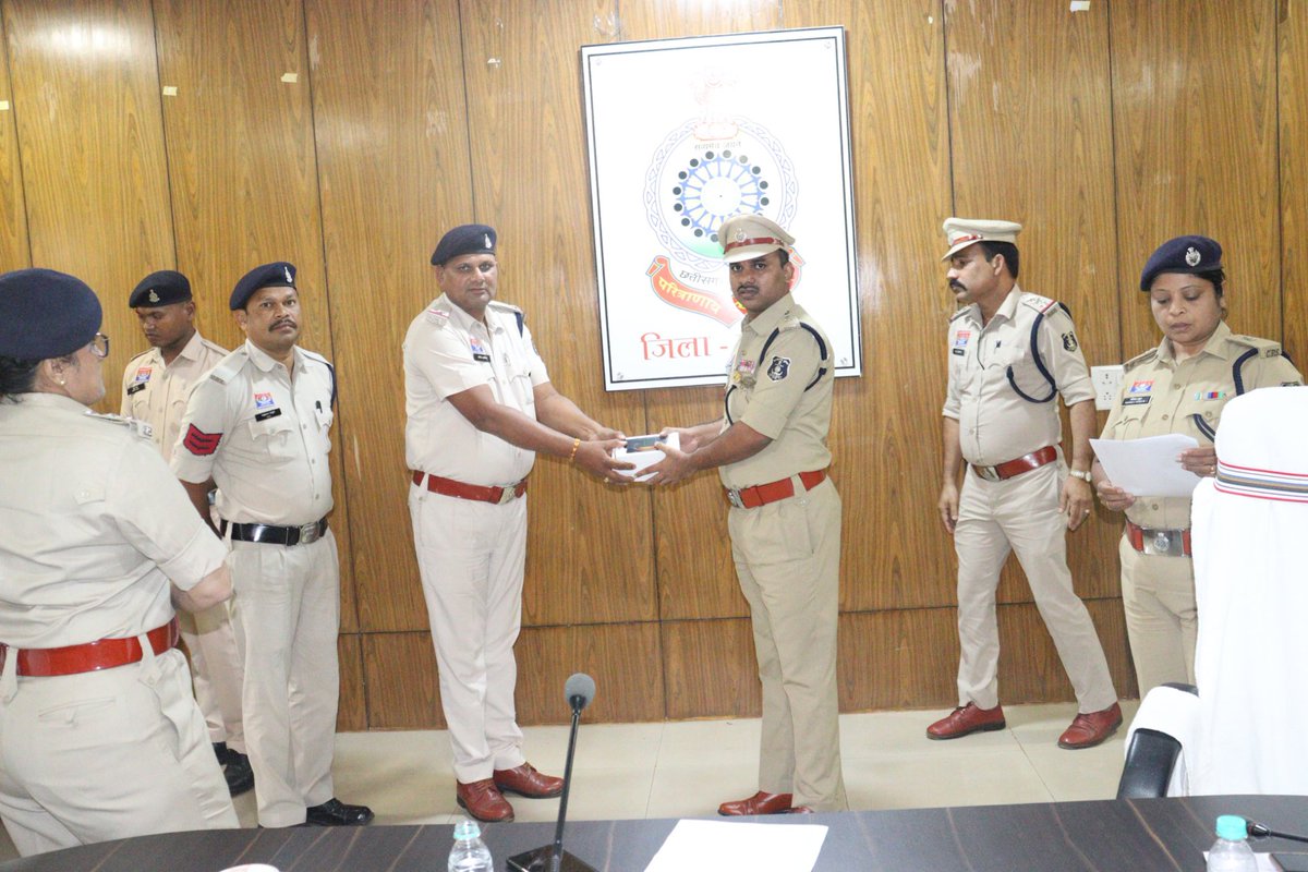 Balodpolice's tweet photo. नव पदस्थ पुलिस अधीक्षक श्री किरण गंगाराम चव्हाण (भा.पु.से.) ने बालोद पुलिस को तकनीकी रूप से किया सशक्त, विवेचकों को 83 हाईटेक स्मार्ट मोबाइल फोन वितरित

🔹 ई-साक्ष्य (e-Sakshya) ऐप के माध्यम से डिजिटल साक्ष्य संकलन को मिलेगा नया आयाम।
🔹 वैज्ञानिक, समयबद्ध एवं साक्ष्य-आधारित विवेचना के लिए आधुनिक तकनीक का प्रभावी उपयोग सुनिश्चित करने के निर्देश।
🔹 महिला एवं बाल सुरक्षा, गुणवत्तापूर्ण विवेचना, सुदृढ़ बीट व्यवस्था एवं यातायात सुधार पुलिस अधीक्षक की प्राथमिकताओं में शामिल।
अपराध अनुसंधान को आधुनिक तकनीक से जोड़ते हुए उसे अधिक प्रभावी, पारदर्शी एवं न्यायालयीन मानकों के अनुरूप बनाने की दिशा में बालोद पुलिस ने एक महत्वपूर्ण कदम उठाया है। पुलिस मुख्यालय, छत्तीसगढ़, नया रायपुर के निर्देशानुसार नव पदस्थ पुलिस अधीक्षक श्री किरण गंगाराम चव्हाण (भा.पु.से.) ने जिले के विवेचकों को 83 हाईटेक स्मार्ट मोबाइल फोन वितरित किए।

स्मार्ट मोबाइल वितरण के दौरान पुलिस अधीक्षक श्री चव्हाण ने कहा कि "समयबद्ध, निष्पक्ष एवं वैज्ञानिक विवेचना ही न्याय की मजबूत नींव है। जनता को त्वरित और प्रभावी न्याय दिलाना बालोद पुलिस की सर्वोच्च प्राथमिकता है। प्रत्येक विवेचक नवीन आपराधिक कानूनों के अनुरूप गुणवत्तापूर्ण अनुसंधान सुनिश्चित करें तथा तकनीक का जिम्मेदारीपूर्वक उपयोग करें।"

उन्होंने कहा कि वर्तमान समय में इलेक्ट्रॉनिक एवं डिजिटल साक्ष्य अपराध अनुसंधान का महत्वपूर्ण आधार बन चुके हैं। ऐसे में जिले के सभी विवेचक e-Sakshya ऐप का शत-प्रतिशत उपयोग करते हुए घटनास्थल का डिजिटल दस्तावेजीकरण, फोटो, वीडियो, लोकेशन एवं अन्य इलेक्ट्रॉनिक साक्ष्यों का सुरक्षित एवं विधिसम्मत संकलन करें, ताकि न्यायालयीन प्रक्रिया में साक्ष्यों की गुणवत्ता एवं विश्वसनीयता और अधिक सुदृढ़ हो सके।

पुलिस अधीक्षक ने कहा कि वितरित हाईटेक स्मार्ट मोबाइल फोन विवेचकों के लिए केवल एक संचार माध्यम नहीं, बल्कि आधुनिक अनुसंधान का प्रभावी उपकरण सिद्ध होंगे। इनके माध्यम से घटनास्थल का डिजिटल रिकॉर्ड तैयार करने, ई-साक्ष्य अपलोड करने, वरिष्ठ अधिकारियों से त्वरित समन्वय स्थापित करने तथा अनुसंधान संबंधी कार्यों के समयबद्ध निष्पादन में उल्लेखनीय सुविधा मिलेगी। इससे अपराध विवेचना की गुणवत्ता में वृद्धि होगी तथा न्यायिक प्रक्रिया और अधिक सशक्त एवं प्रभावी बनेगी।

उन्होंने सभी थाना प्रभारियों को निर्देशित किया कि प्रत्येक प्रकरण में नवीन आपराधिक कानूनों के प्रावधानों का अक्षरशः पालन सुनिश्चित किया जाए। साथ ही महिला एवं बाल अपराधों पर संवेदनशील एवं त्वरित कार्रवाई, सुदृढ़ बीट व्यवस्था के माध्यम से जनसंपर्क को मजबूत करना तथा यातायात व्यवस्था में सुधार को प्राथमिकता देते हुए प्रभावी पुलिसिंग सुनिश्चित की जाए।

कार्यक्रम में अतिरिक्त पुलिस अधीक्षक श्रीमती मोनिका ठाकुर, एसडीओपी बालोद श्री बोनीफास एक्का, एसडीओपी गुरुर श्रीमती माया शर्मा, डीएसपी मुख्यालय श्रीमती श्रुति सिंह, रक्षित निरीक्षक सहित जिले के समस्त थाना प्रभारी एवं विवेचकगण उपस्थित रहे।

— बालोद पुलिस
